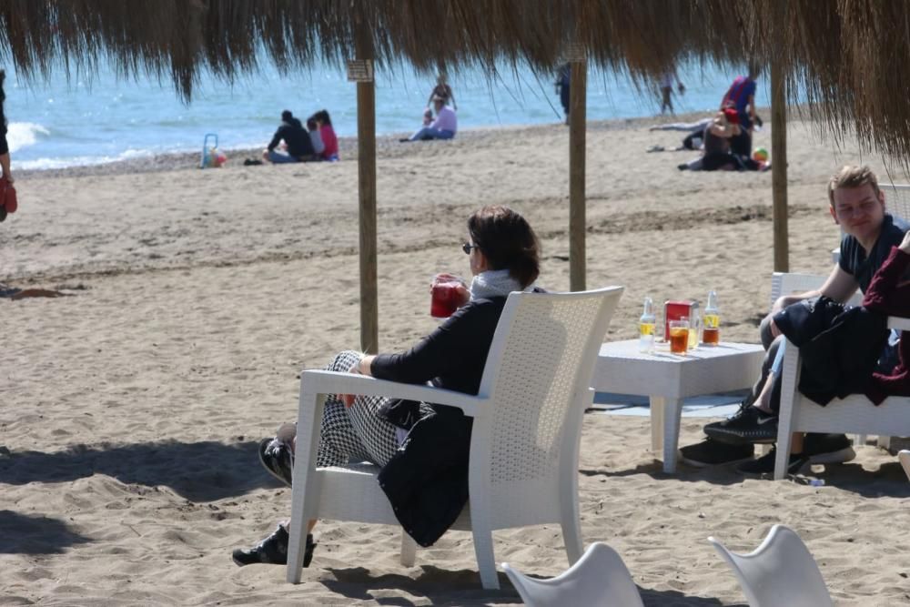 Las buenas temperaturas y los cielos despejados de este 28 de febrero han animado a muchas personas a pasar el día en los paseos marítimos y las playas de Málaga capital