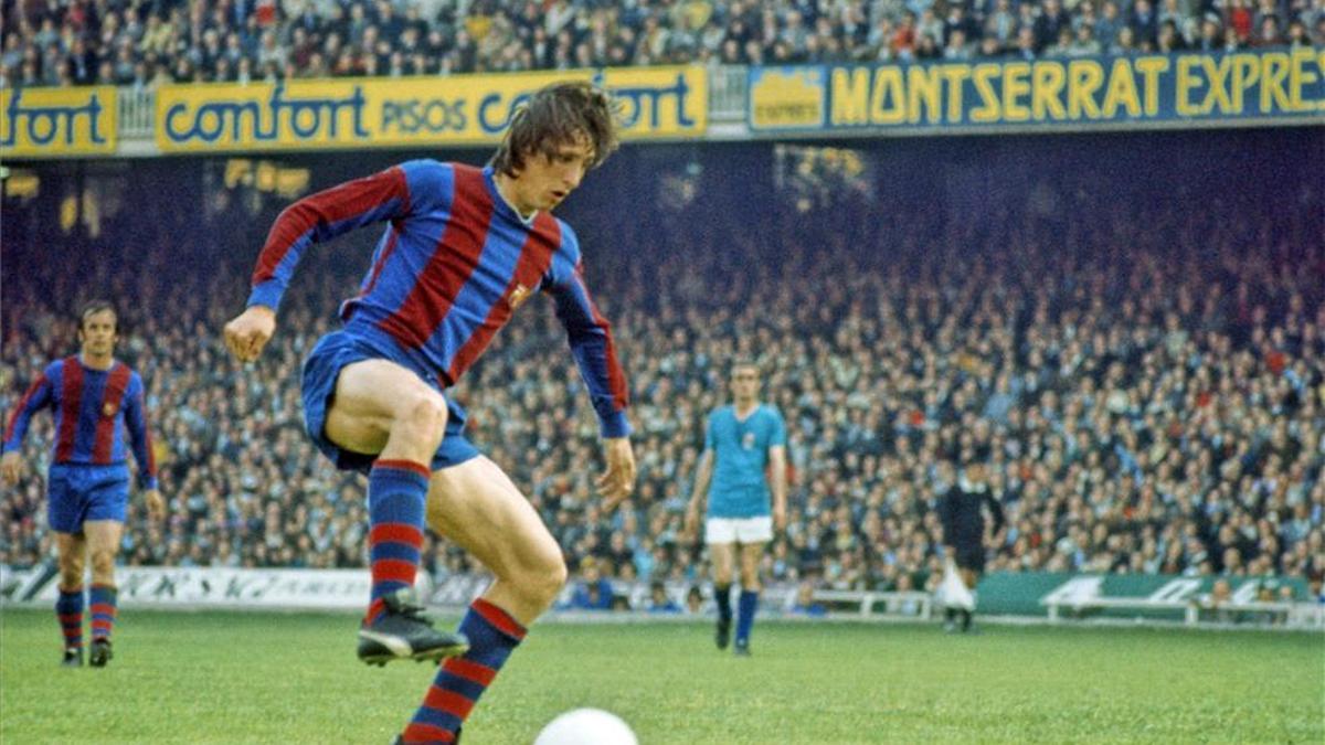 Johan Cruyff controla el balón en el Camp Nou