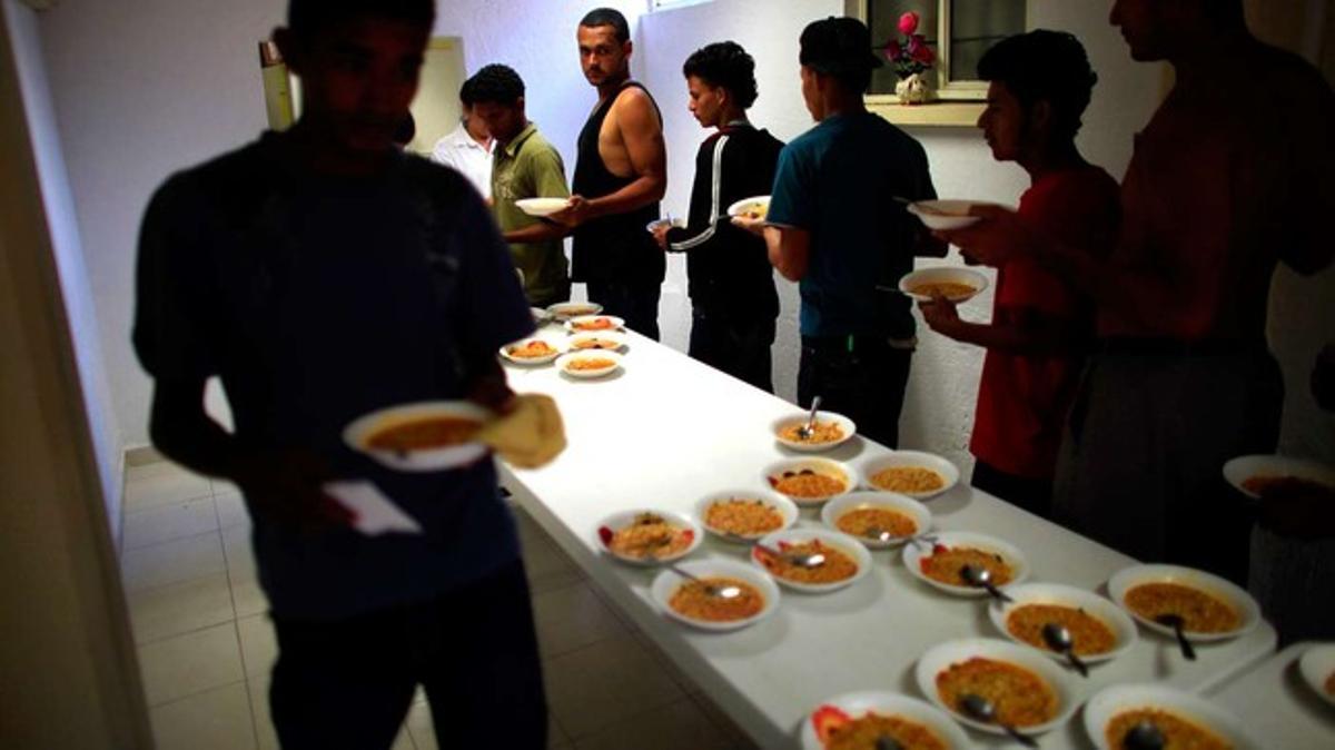 Ciudadanos hondureños reciben comida en el Estado mexicano de Tultitlán antes de intentar emigrar a EEUU.