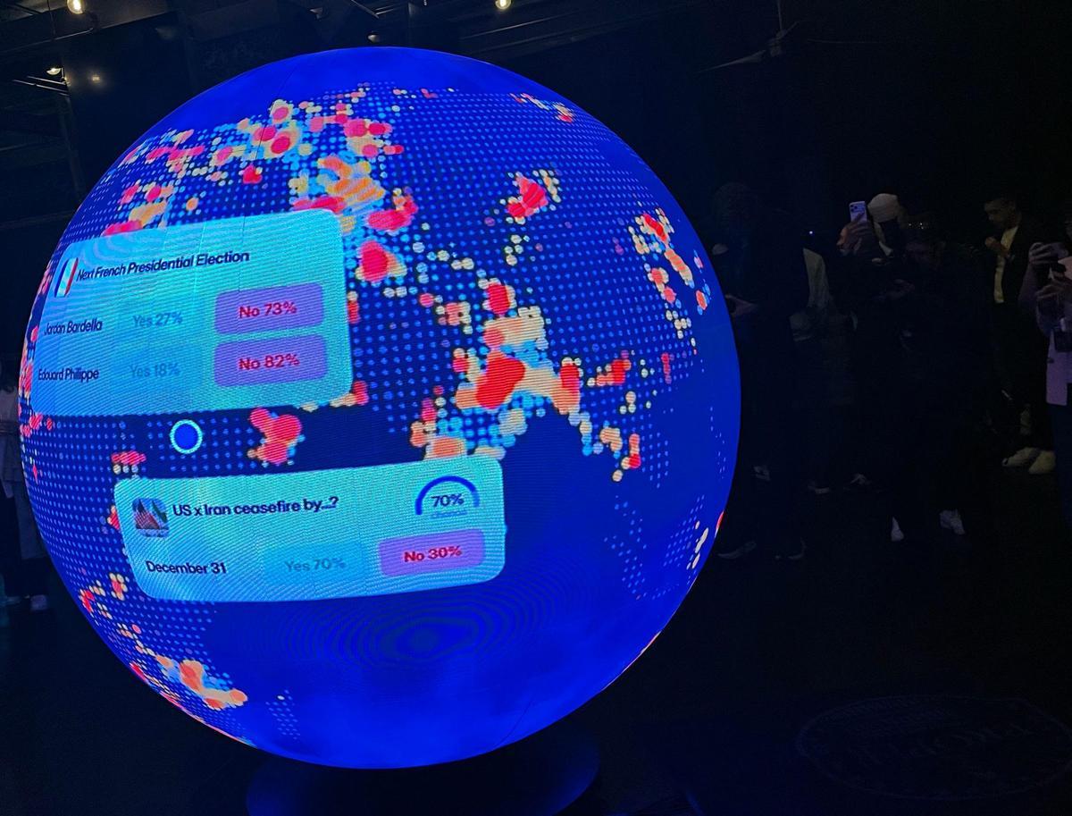 El globo terráqueo de apuestas que Polymarket exhibe en Washington, EEUU.