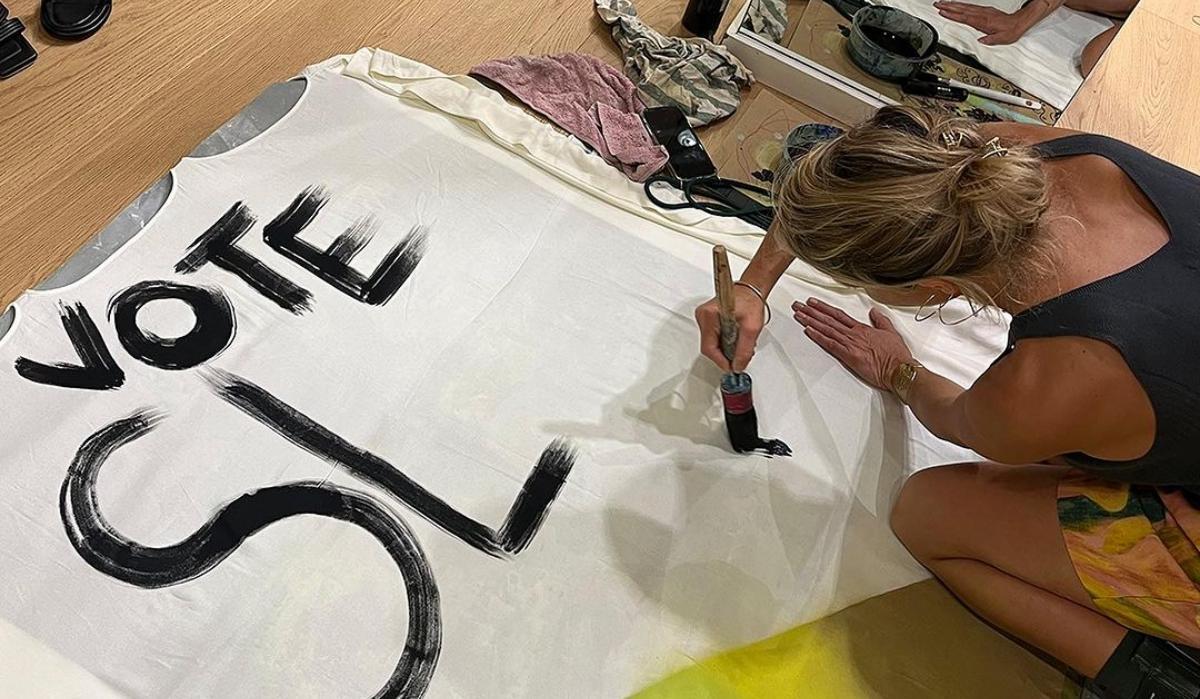 Maia Eder Curutche, directora creativa de SKFK, pinta a mano uno de los vestidos 'zero waste' que desfilaron al final de la Madrid Fashion Week.