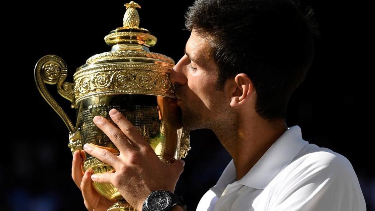 Djokovic besa el trofeo de Wimbledon