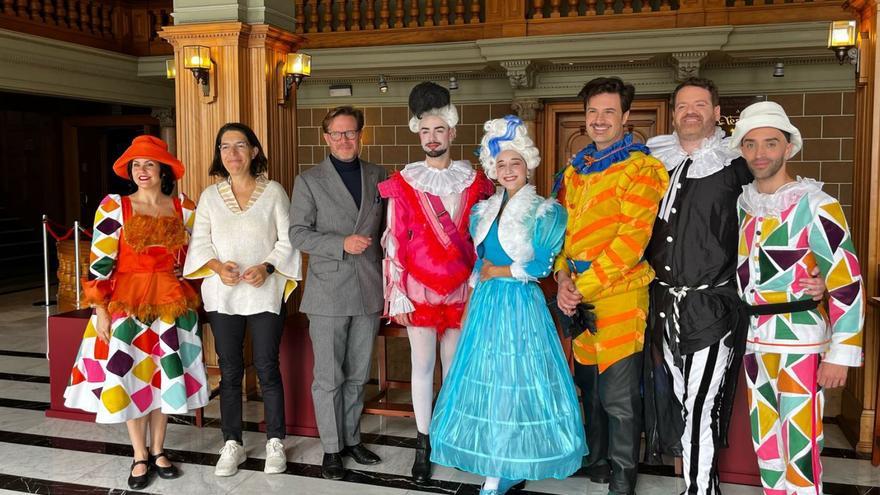 El elenco de ‘El sonajero de Polichinela’ con Tilman Kuttenkeuler y Silvia Jaén.