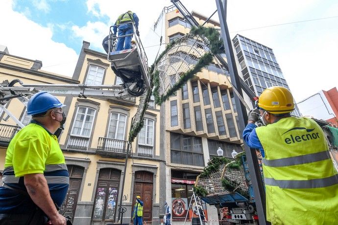 Colocado de alumbrado navideño en Triana