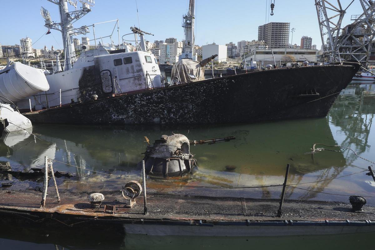 Buques de la marina siria y pequeñas embarcaciones civiles destruidos por un bombardeo israelí en el puerto de Latakia.
