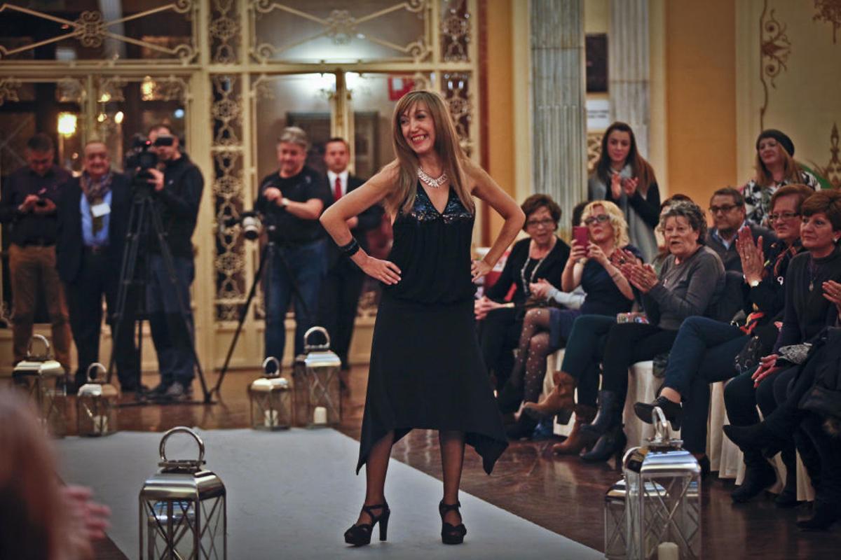 Mujeres mastectomizadas protagonizan un desfile de ropa de baño, interior y pelucas