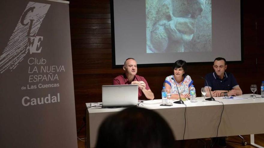 Por la izquierda, Alfonso Fernández, Esperanza del Fueyo y Rómulo García Canella, durante el acto.