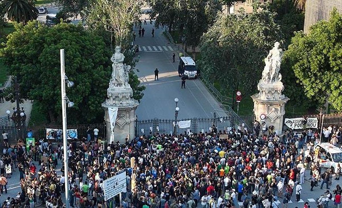 Un grup d’indignats es concentraven dimarts davant de les portes del parc de la Ciutadella en un intent d’acampar als voltants del Parlament de Catalunya. Els Mossos d’Esquadra van bloquejar les entrades al recinte per evitar-ho.