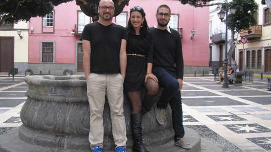 Los actores Gustavo Mendoza y Yanely Hernández, junto al director Dani Rodríguez en la plazoleta de Santo Domingo. | lp / dlp