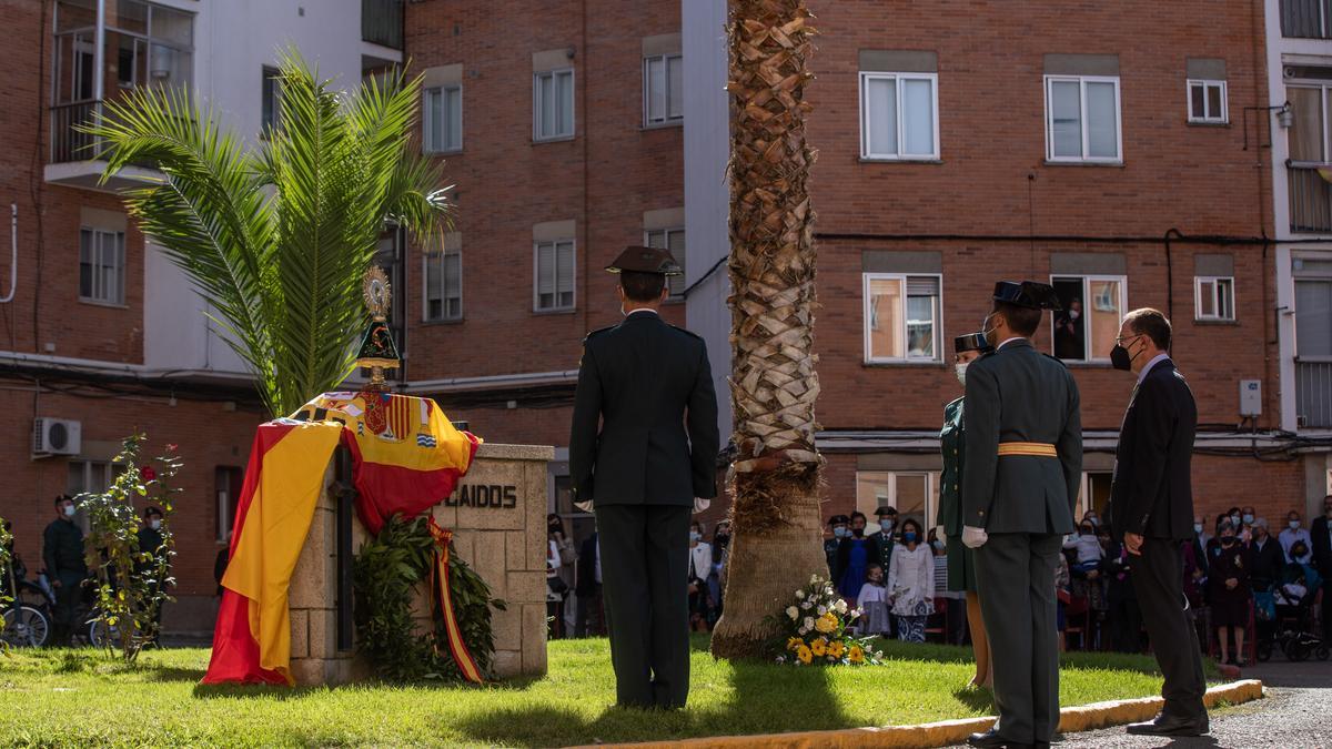 Homenaje a guardias fallecidos en servicio, junto al monolito con la Virgen del Pilar