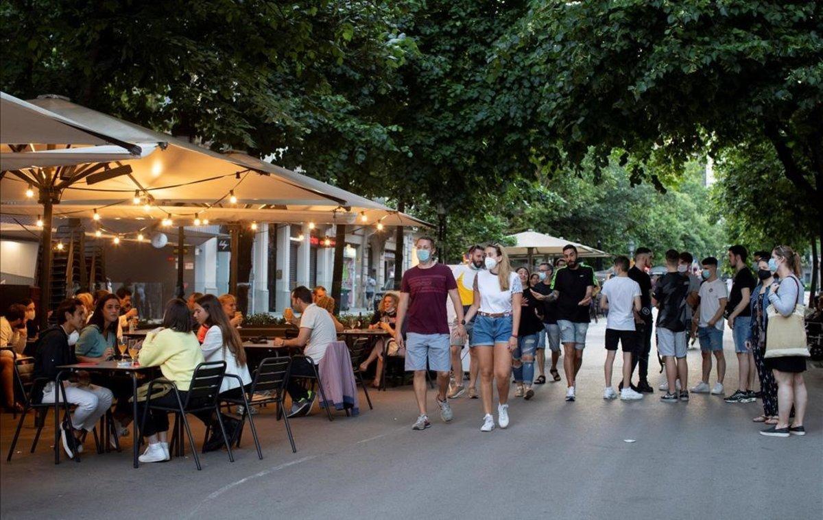 Ambiente con terrazas abiertas en la rambla de Catalunya.