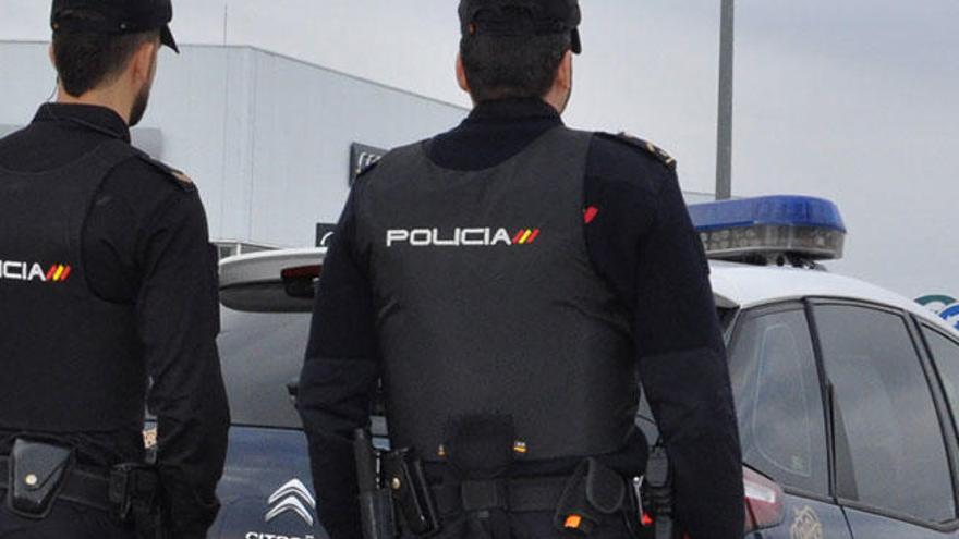 Dos policías nacionales salvan a un hombre que se iba a tirar por un puente en Palma