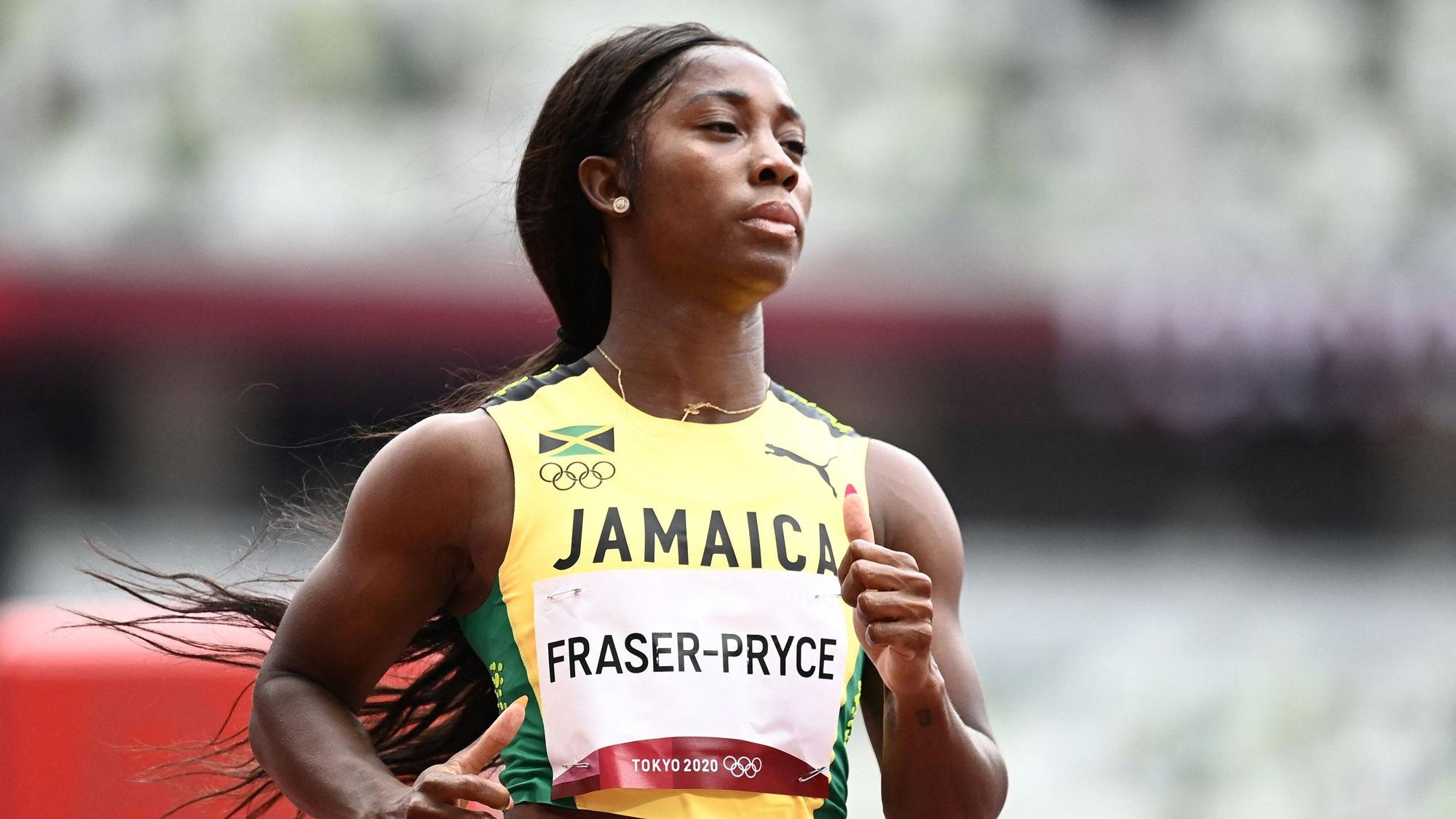 Shelly-Ann Fraser-Pryce durante las mangas clasificatorias de los 100 metros, este viernes en el Estadio Olímpico de Tokio.