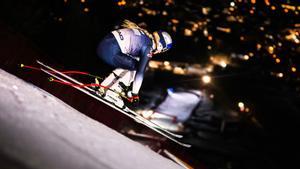 Lindsey Vonn en pleno vuelo durante el descenso nocturno de Streif, en la estación de Kitzbühel. 