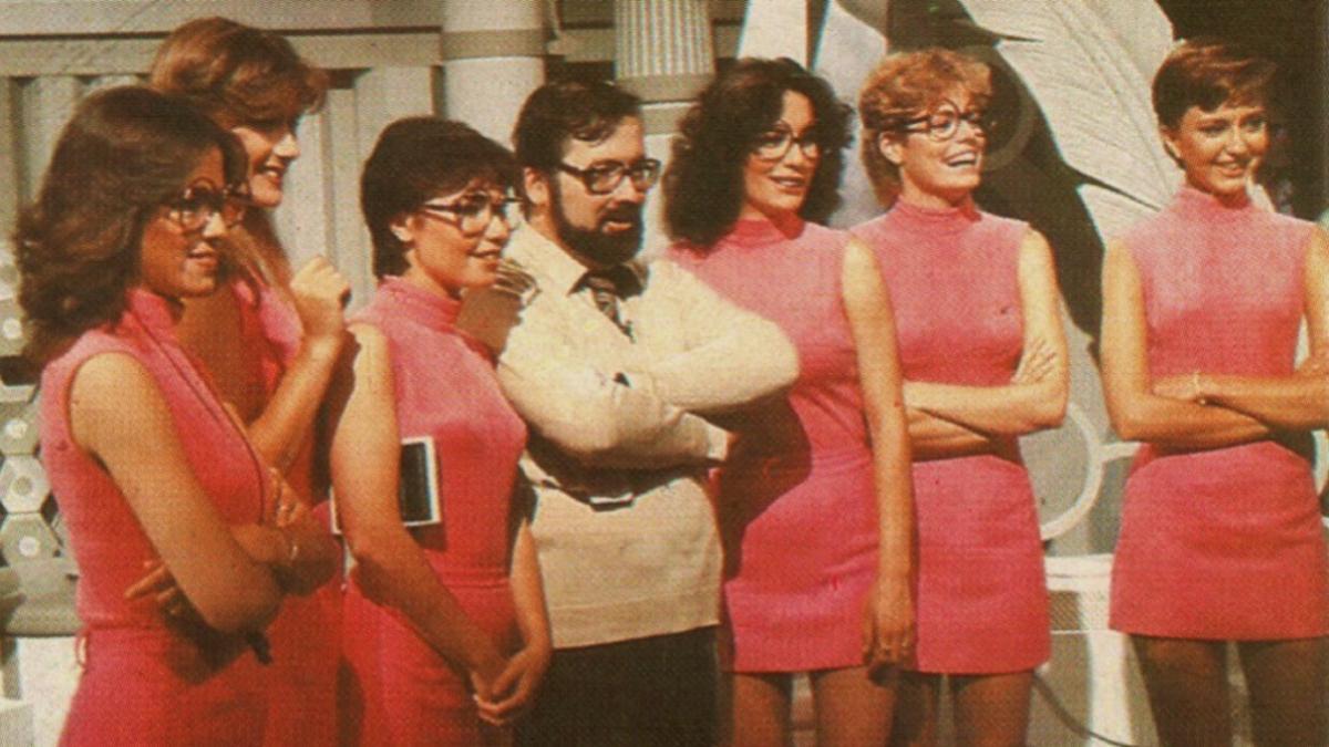 Chicho Ibáñez Serrador y las azafatas de 'Un, dos, tres... responda otra vez'
