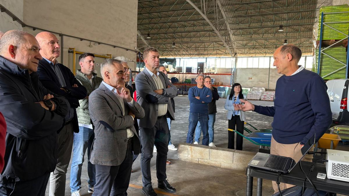 Barrachina, durante su visita a las instalaciones de la cooperativa de Alzira.