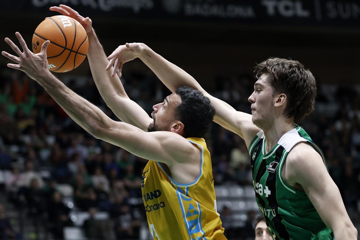 La Penya sacó adelante la victoria ante el cuadro canario, en una crisis profunda de resultados