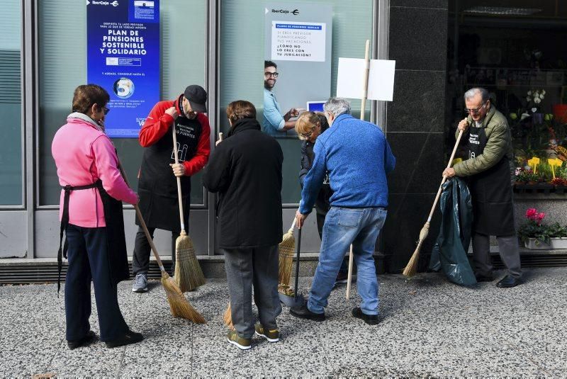 'Escobada' vecinal en Las Fuentes