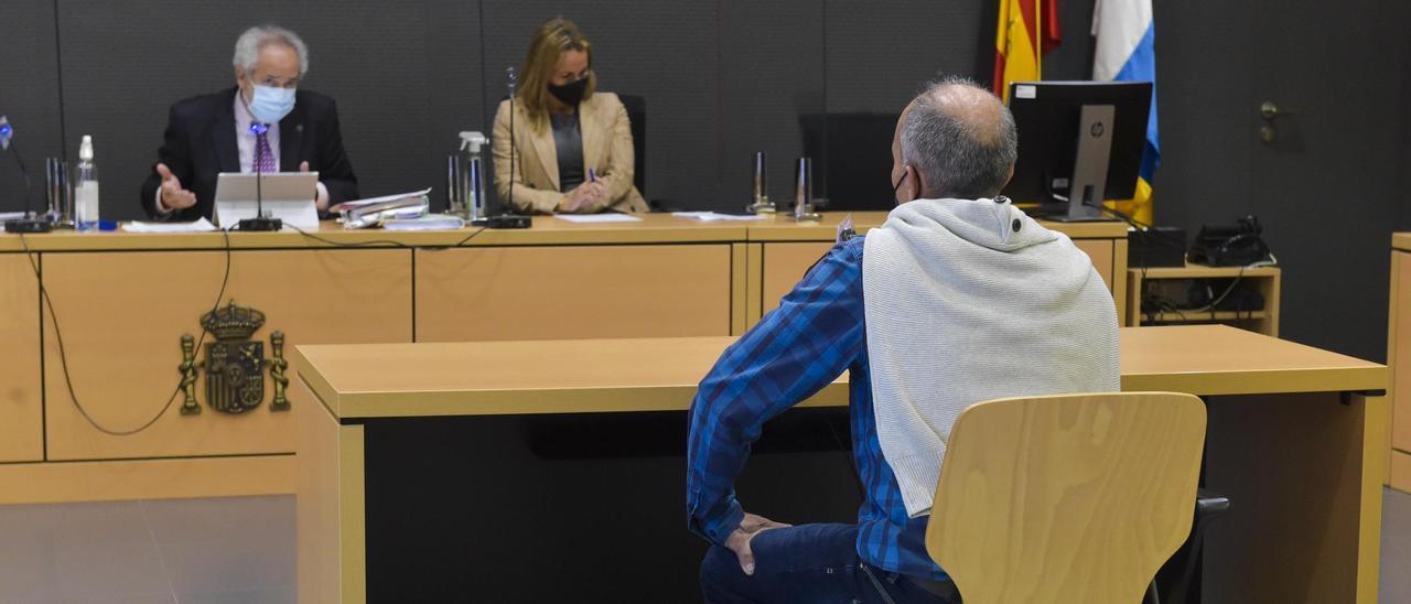 El acusado, de espaldas, en el juicio celebrado en 2021 ante la Audiencia de Las Palmas.