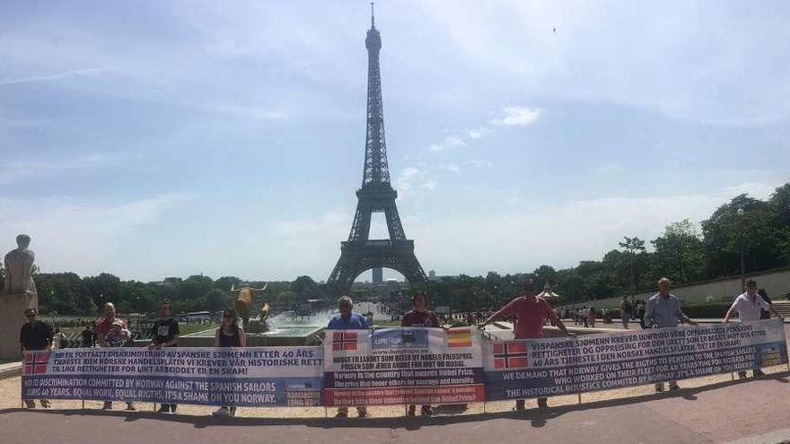 Los exmarinos gallegos de Long Hope protestan en París contra Noruega