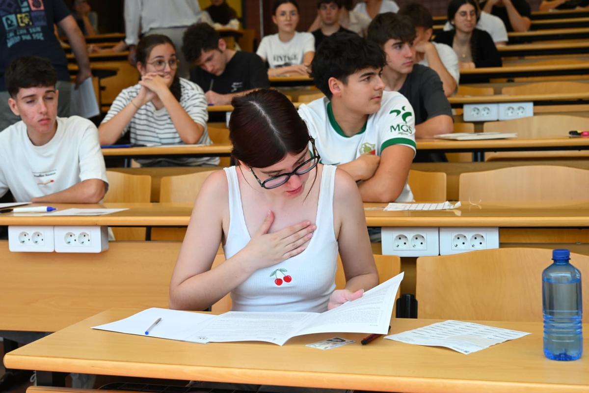 Alumnos antes del segundo examen de Filosofía este martes en el arranque de la Selectividad en la UMH de Elche