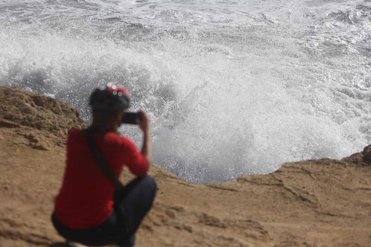 El temporal reúne a surfistas en busca de las mejores olas en la Caleta