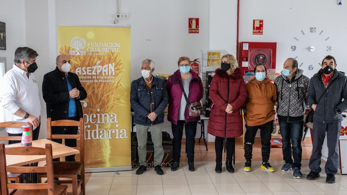 Responsables de la cocina solidaria y las asociaciones vecinales, con los lotes navideños.