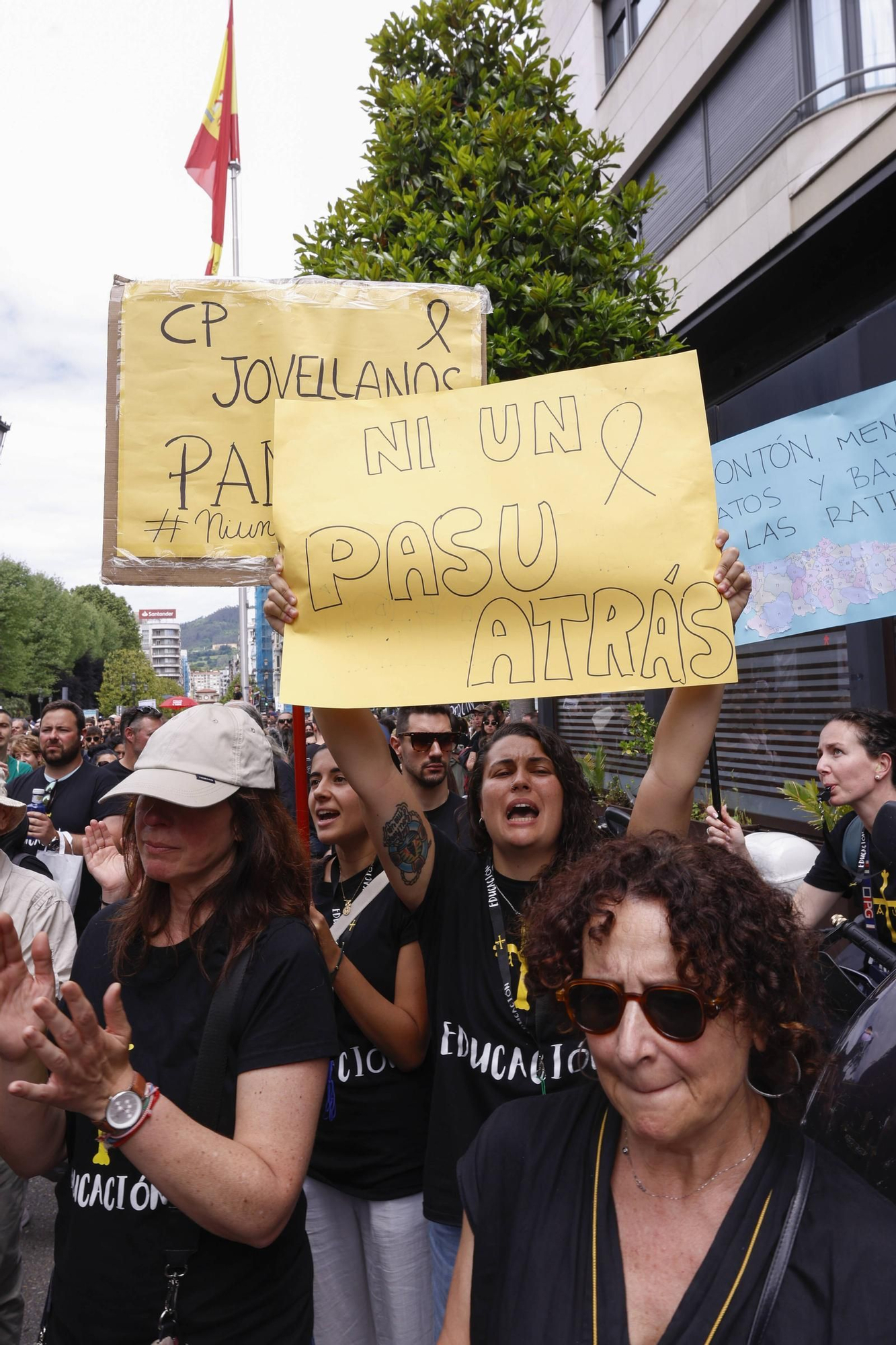 EN IMÁGENES: Cientos de profesores se manifiestan en Oviedo en la cuarta jornada de huelga
