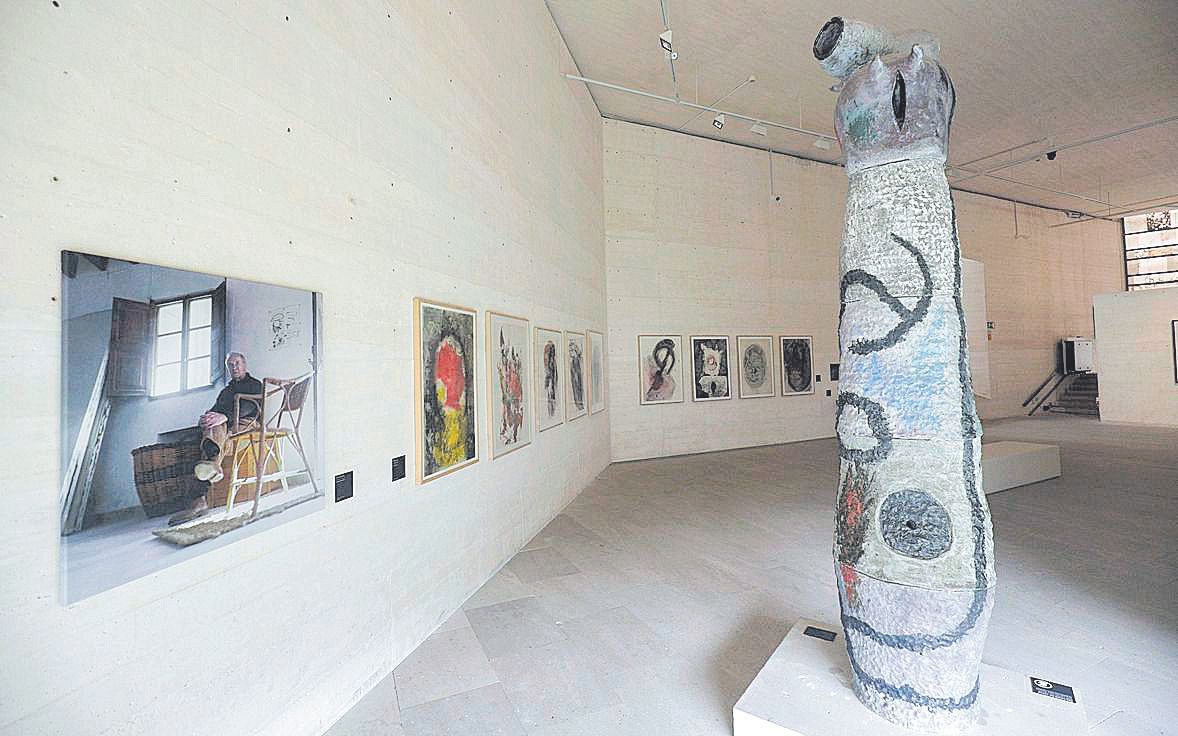 El renovado Espai Estrella con un retrato de Joan Miró y obras de Son Boter.