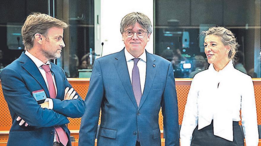 Yolanda Días (re.) mit Carles Puigdemont (Mi.) und Jaume Asens.