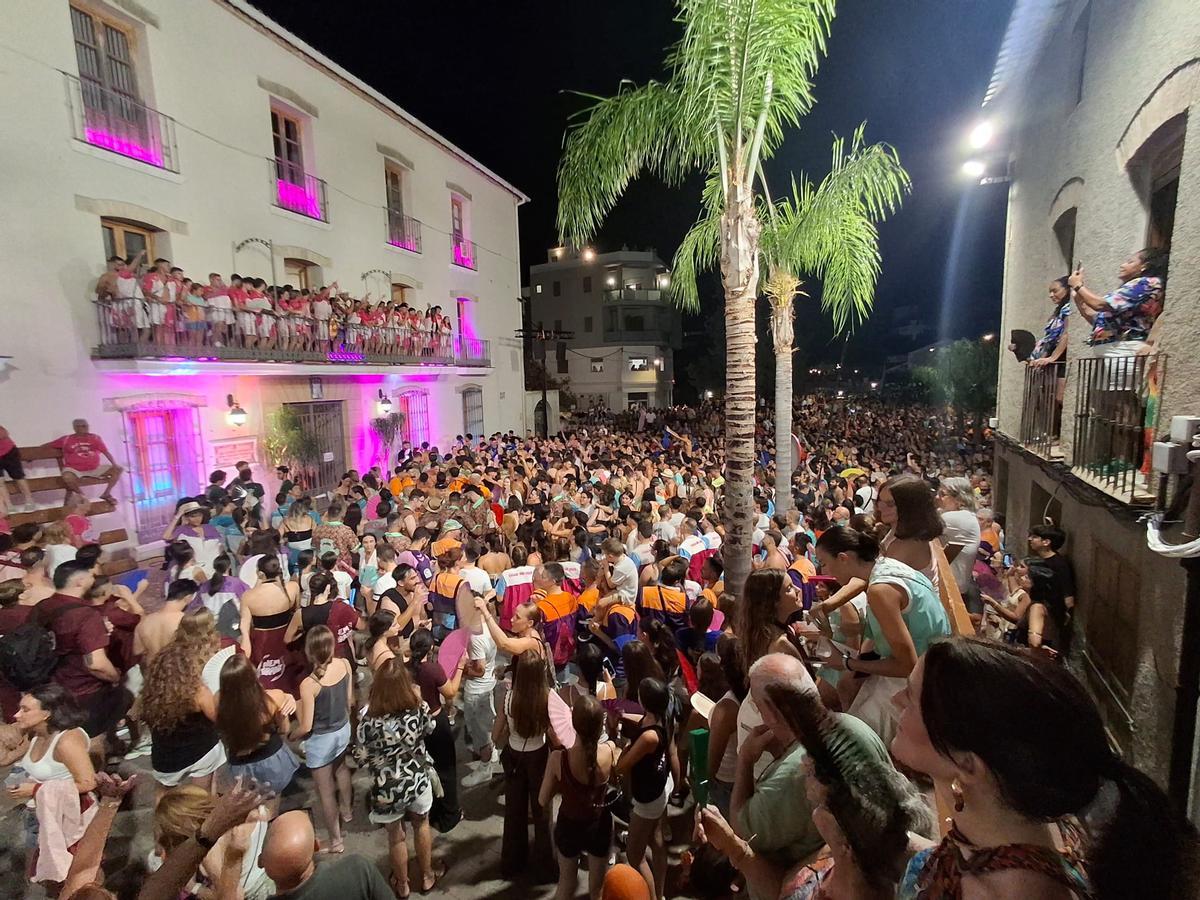 Las imágenes del espectacular inicio de las fiestas populares de Sant Jaume de Ondara Las imágenes del espectacular inicio de las fiestas populares de Sant Jaume de Ondara