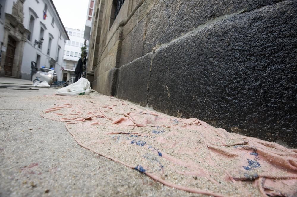 El inmueble de la familia Franco, catalogado con la máxima protección monumental, apareción con pintadas el pasado 20N. Operarios comenzaron a limpiarlo con agua y arena a presión sin autorización.