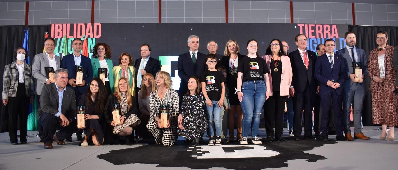 Los premiados, galardonados e invitados posan junto a las autoridades después de recibir las medallas de la provincia de Badajoz.