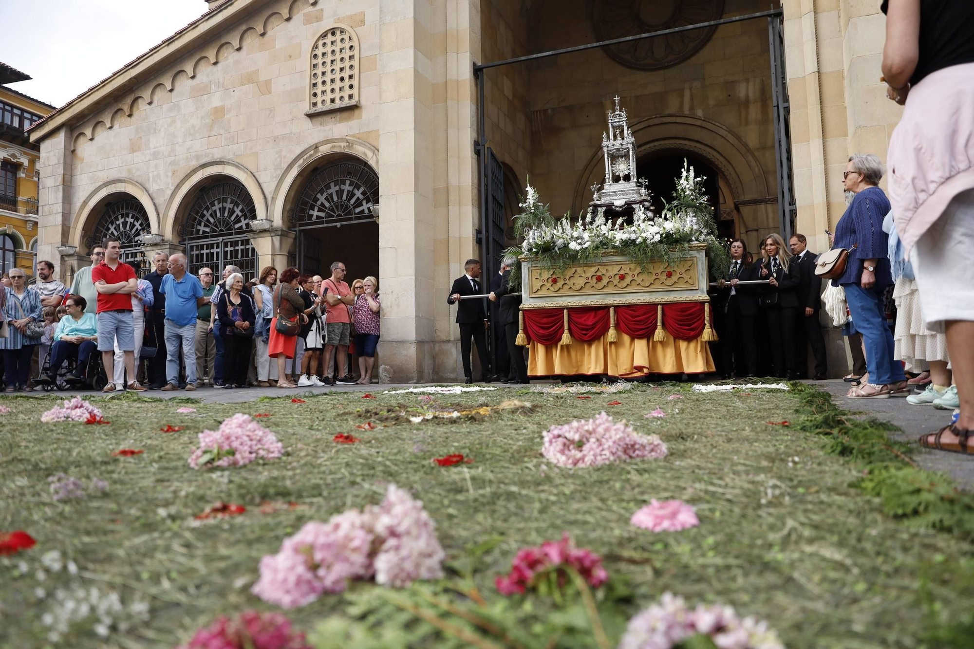 Pétalos, incienso, niños... así fue la procesión del Corpus Christi en Gijón (en imágenes)