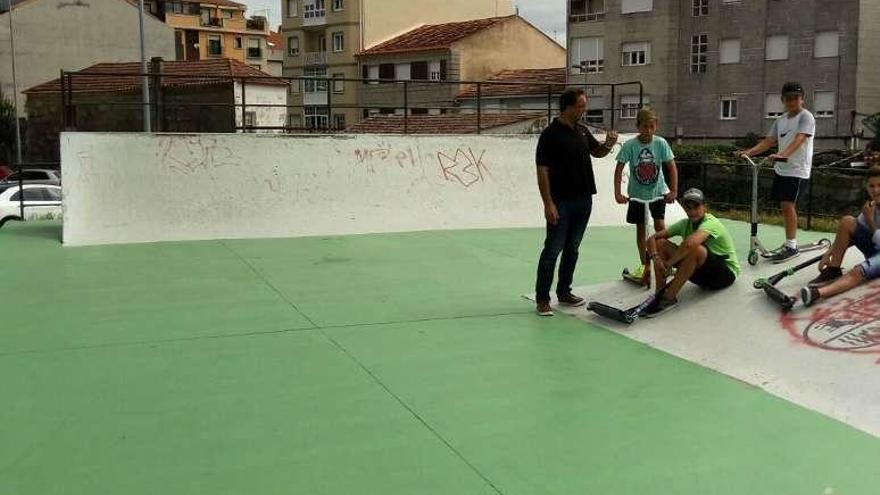 El alcalde de Baiona, en la pista de &#039;skate&#039;, con los jóvenes. // D.P.