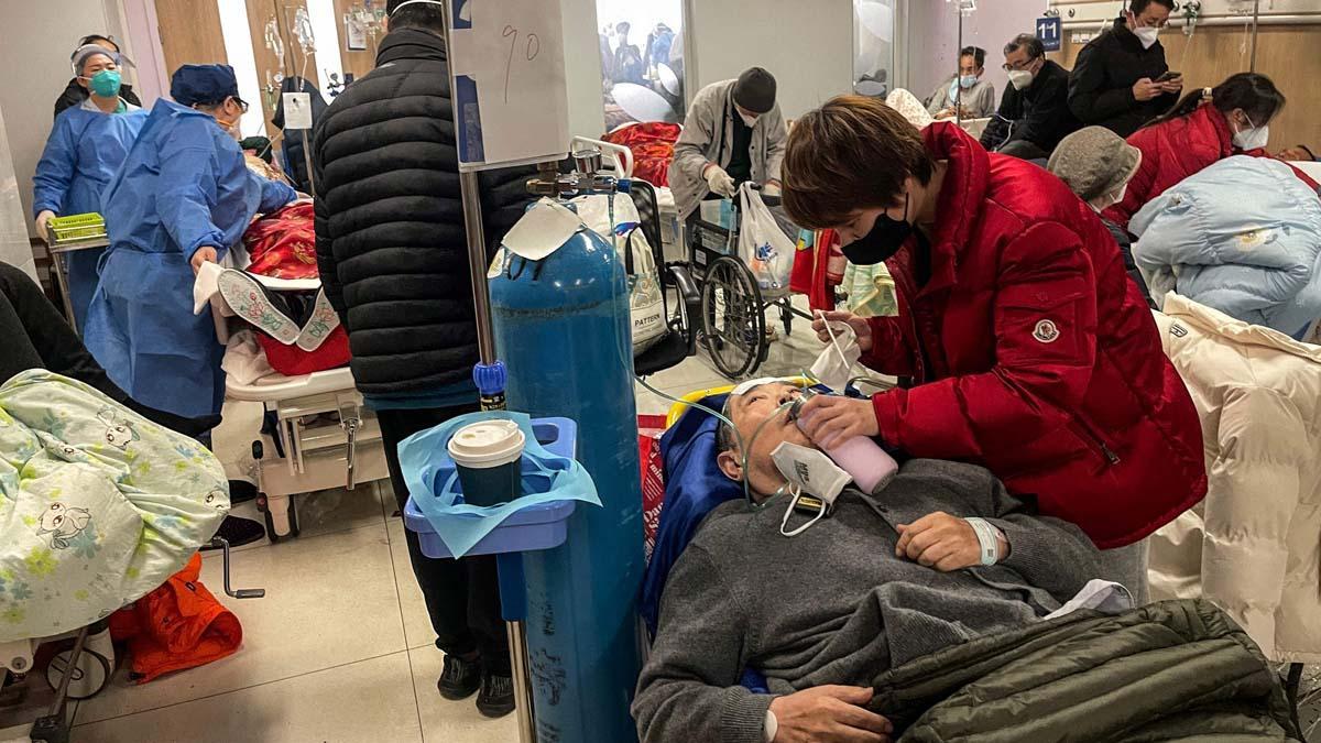Una mujer ayuda a un paciente en el hospital Tongren en Shanghái.
