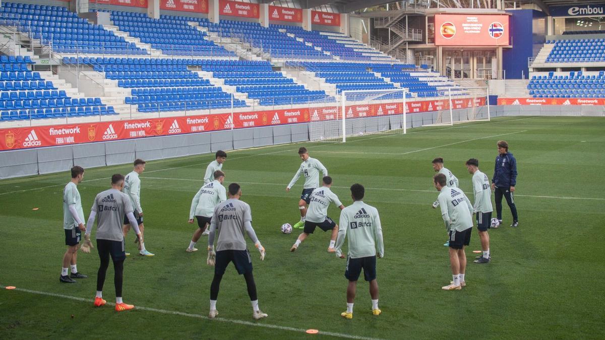 Los futbolistas de la selección española hacen un rondo durante un entrenamiento en El Alcoraz.