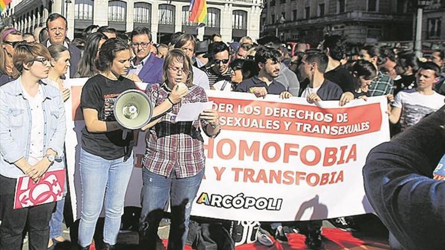 Agreden a 2 gais en Peñíscola por llevar una pulsera arco iris