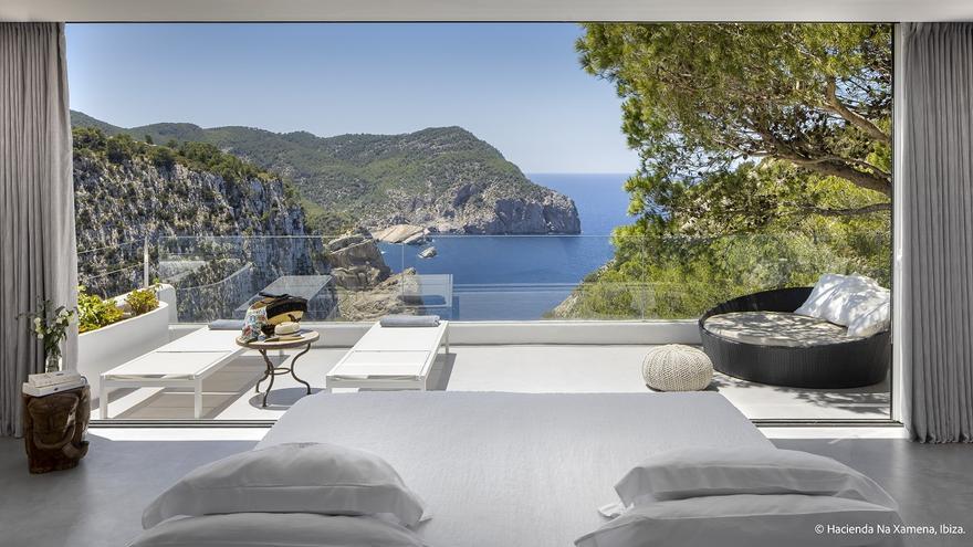 Las habitaciones tienen vistas a los espectaculares acantilados de San Miguel, Ibiza