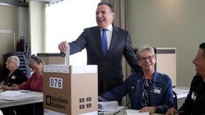 François Legault, líder de Avenir Québec, deposita su voto, el 1 de octubre del 2018.