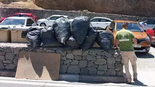 Toallitas, servilletas y envases 'invaden' el Roque Nublo