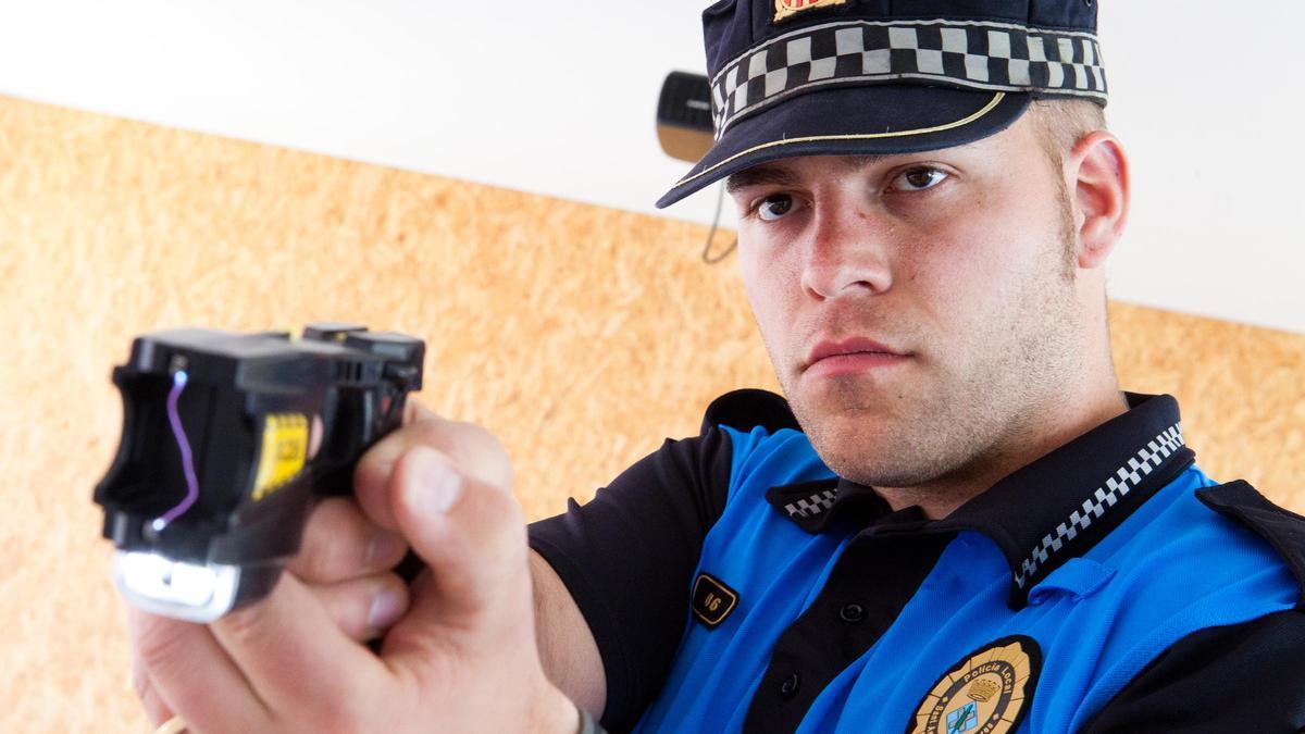Policia local de Sant Andreu de Llavaneres con pistola taser