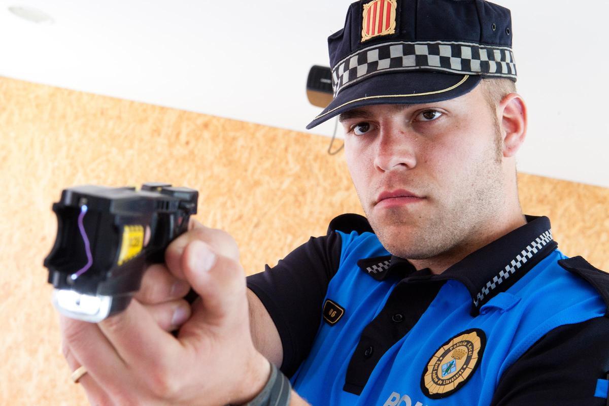 Policia local de Sant Andreu de Llavaneres con pistola taser