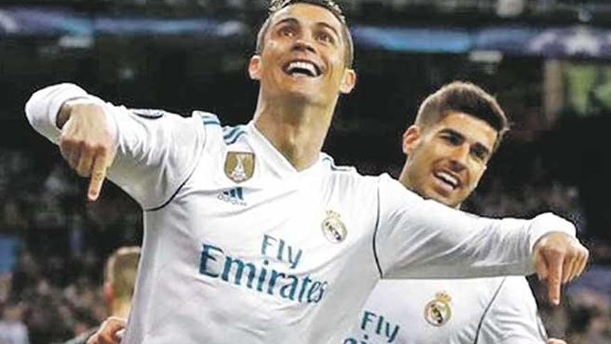 Asensio, detrás de Ronaldo tras marcar el 2-1.