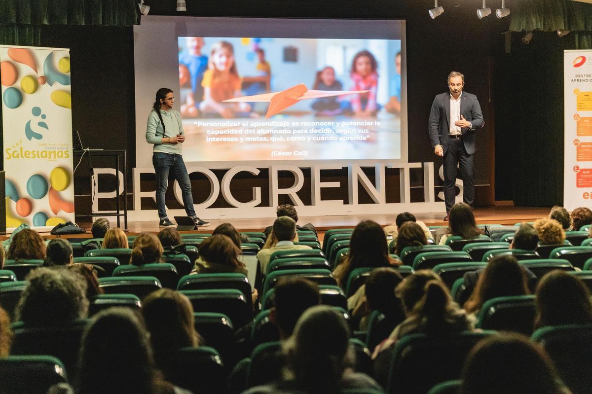 Juan Guerrero, socio de Grupo Trébol y responsable de desarrollo comercial, durante su participación en NeuroPro, congreso que esta empresa andaluza organiza anualmente en el Colegio Salesianas San José-Emilio Ferrari, de Madrid. Junto a él, Dácil González, del área de tecnología educativa de Trébol