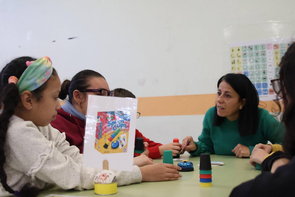 Una profesora conversa con los niños.
