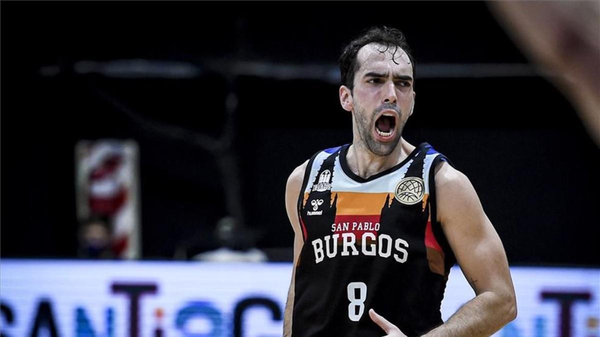 El jugador del San Pablo Burgos Vítor Benite, durante el trasncurso de un partido