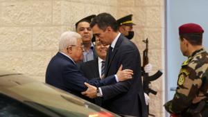 Ramallah (-), 23/11/2023.- Palestinian President Mahmoud Abbas (L) bids farewell to Spains Prime Minister Pedro Sanchez (C) before he leaves after their meeting in the West Bank city of Ramallah, 23 November 2023. Sanchez and his Belgian counterpart De Croo were on an official visit to Ramallah after visiting Jerusalem earlier in the day amid the ongoing Israel-Hamas conflict. Thousands of Israelis and Palestinians have died since the militant group Hamas launched an unprecedented attack on Israel from the Gaza Strip on 07 October 2023 and the Israeli strikes on the Palestinian enclave that followed it. (Bélgica, España, Jerusalén, Ramala) EFE/EPA/ALAA BADARNEH / POOL