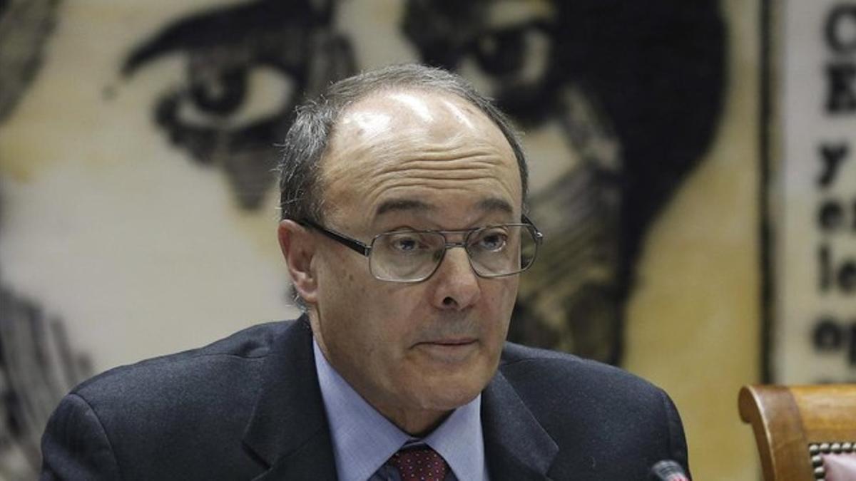 El gobernador del Banco de España, Luis María Linde, durante su comparecencia hoy en la Comisión de Presupuestos del Senado.