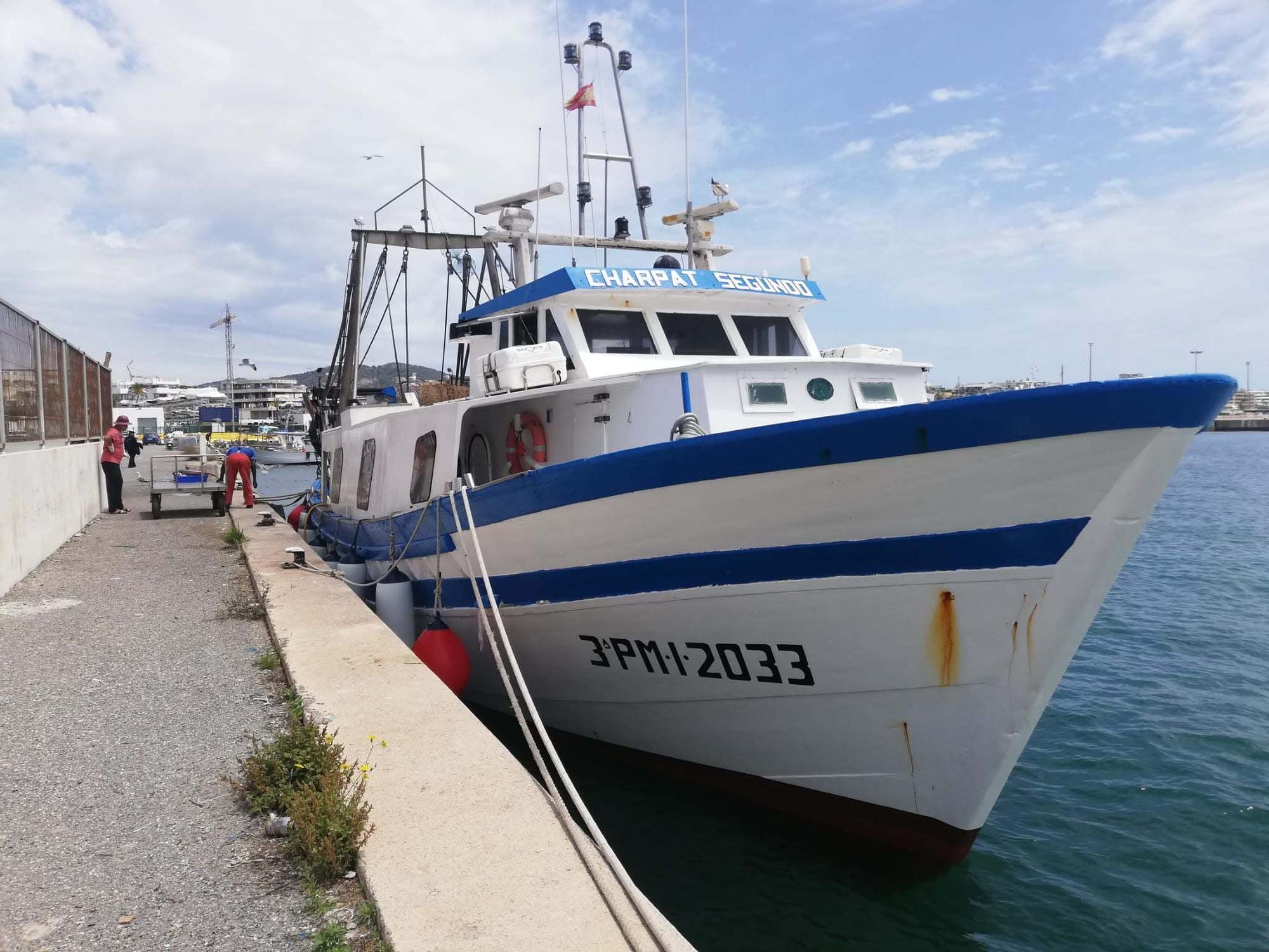 A bordo del ‘Charpat Segundo’, uno de los arrastreros convocados a la huelga contra la «criminalización» de la pesca y las medidas de la UE